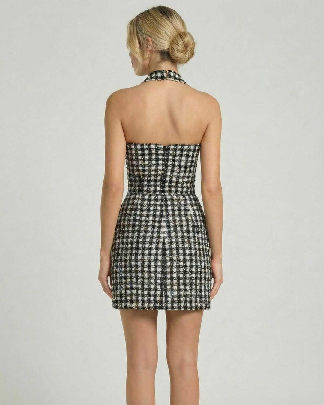 Elegante vestido mini de cuadros con cuello halter para mujer. Perfecto para cóctel, fiesta o verano. Moda chic.