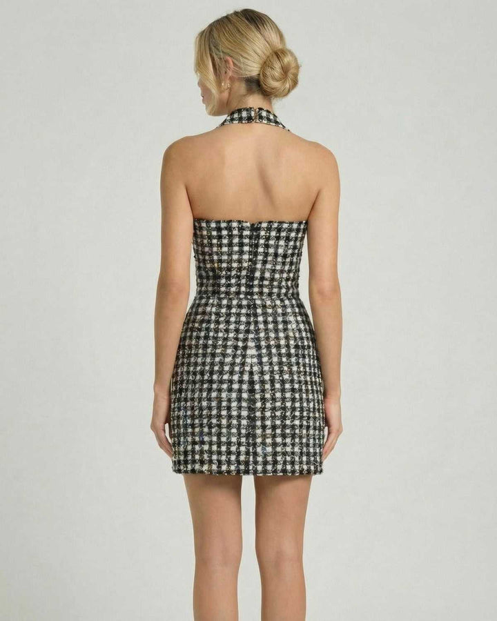 Elegante vestido mini de cuadros con cuello halter para mujer. Perfecto para cóctel, fiesta o verano. Moda chic.