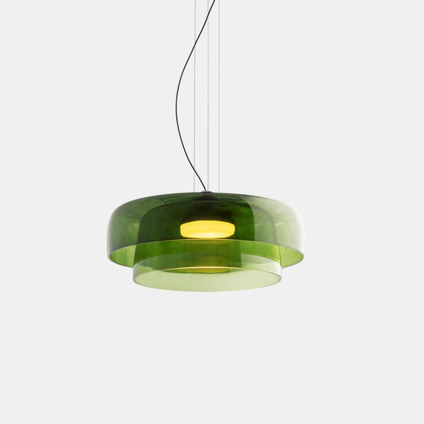 Lámpara moderna de techo colgante. Estilo nórdico, con pantalla de cristal y detalles metálicos.