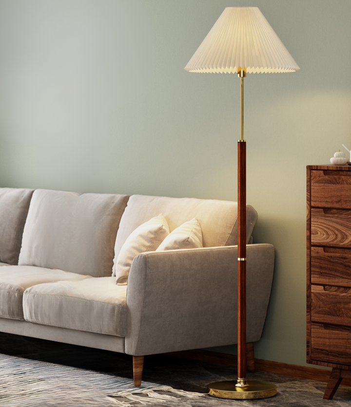 Lámpara de pie Lucira: diseño elegante y pantalla plisada para luz cálida en cualquier habitación.