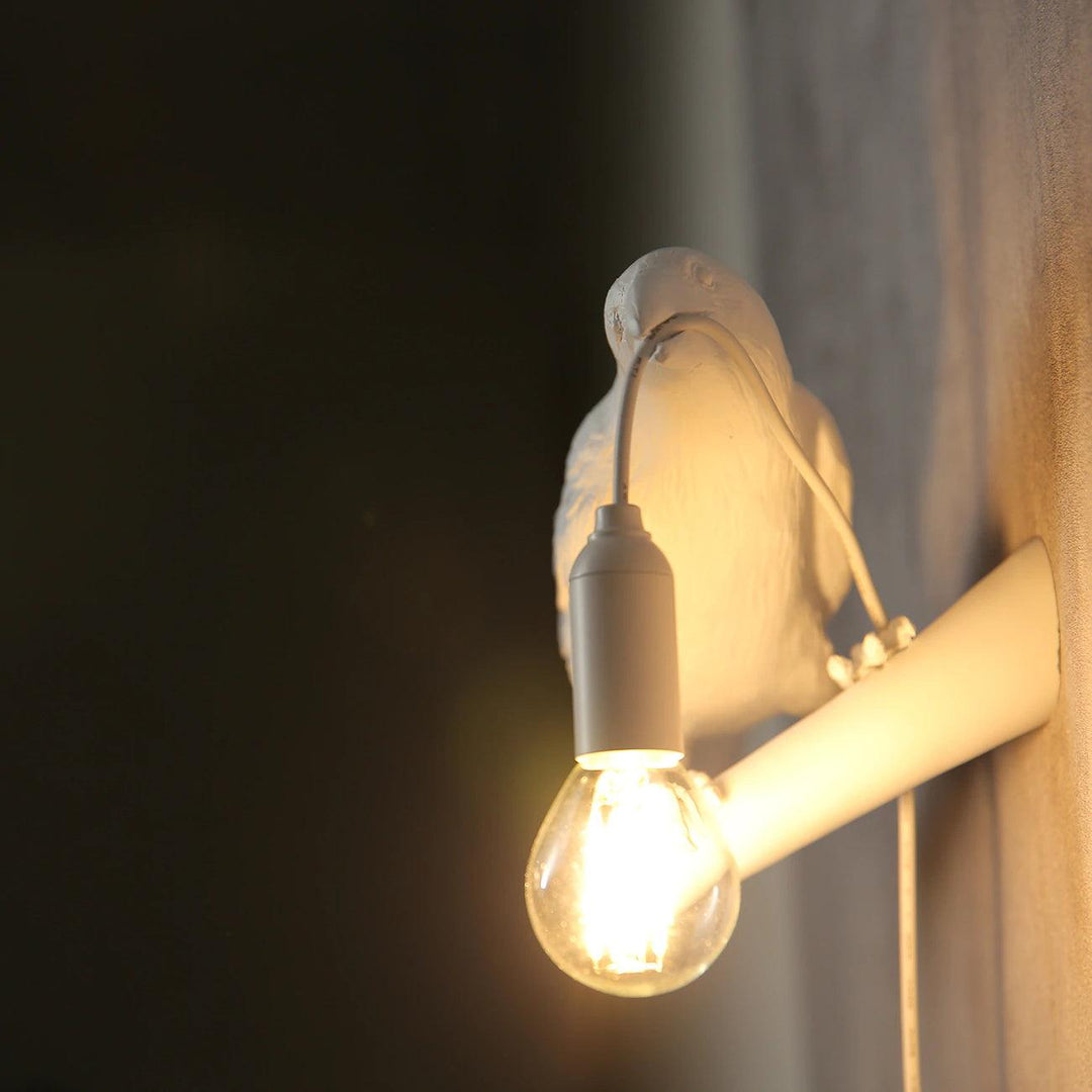Lámpara de pared de ave de resina, diseño mágico para iluminación interior.
