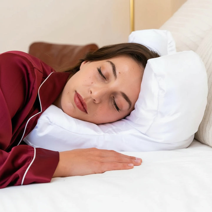 Almohada de satén, ergonómica para un confort máximo. Beneficios antiarrugas y antifrizz para piel y cabello.