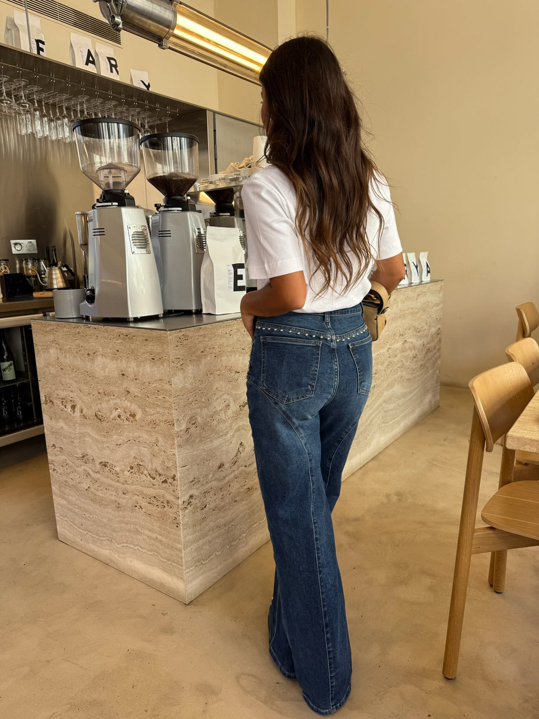 Jeans wide leg de mezclilla para mujer, adornados con tachuelas decorativas para un look actual.