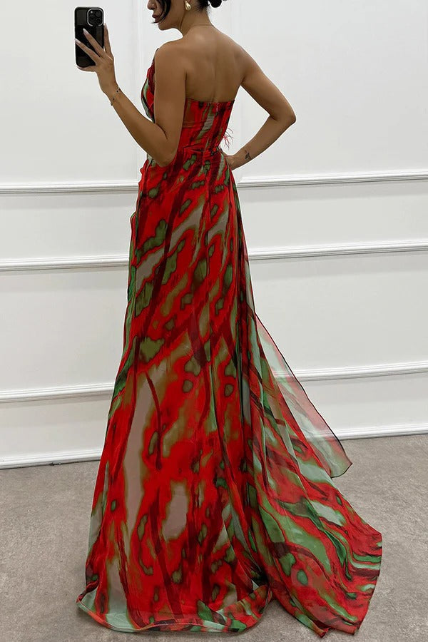 Vestido largo asimétrico azul de fiesta para mujer. Diseño elegante con abertura atrevida. Moda actual.