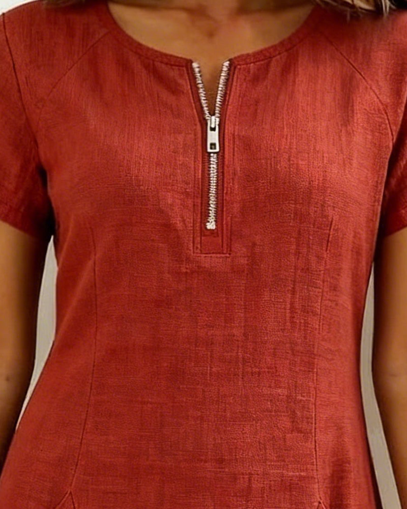 Estilo moderno: vestido corto de mujer con cuello alto de cremallera y prácticos bolsillos.