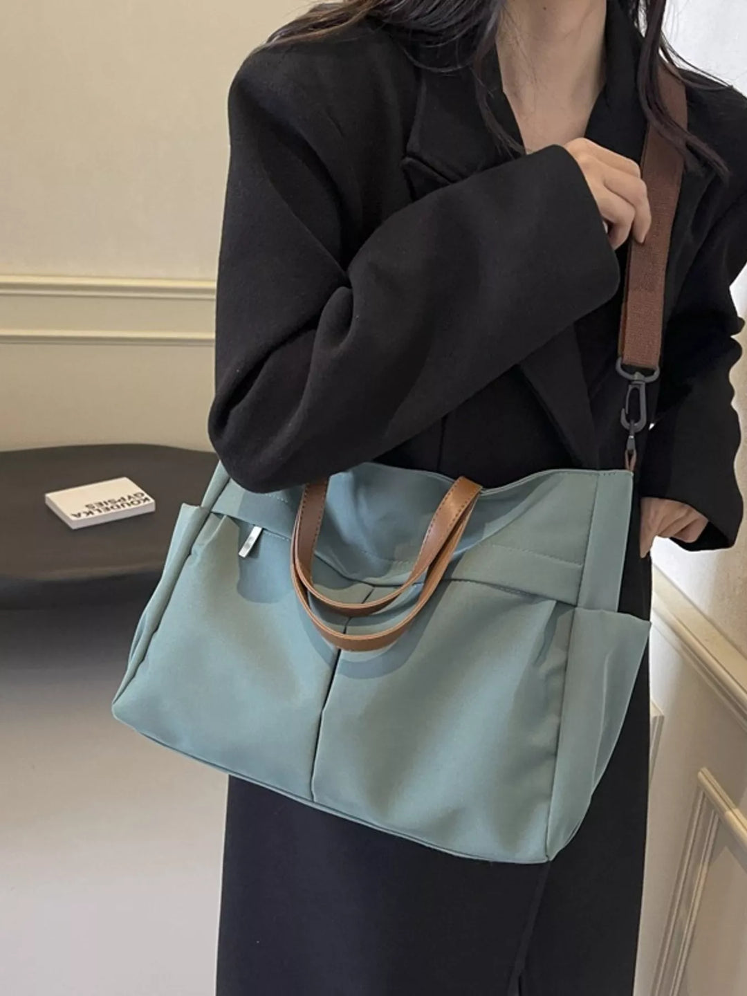 Bolso tote de mujer ligero de nylon, perfecto para uso casual, diario o de viaje. Grande y funcional.