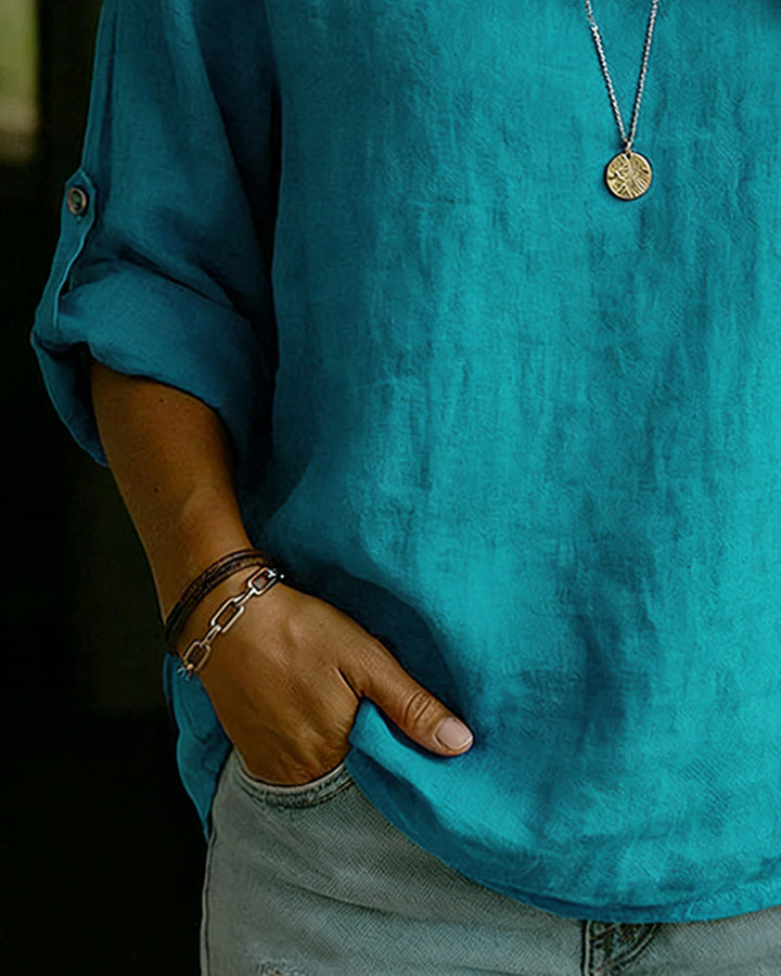 Moda primavera: camisa de mujer con cuello caído, cómoda y ligera, perfecta para el buen tiempo.