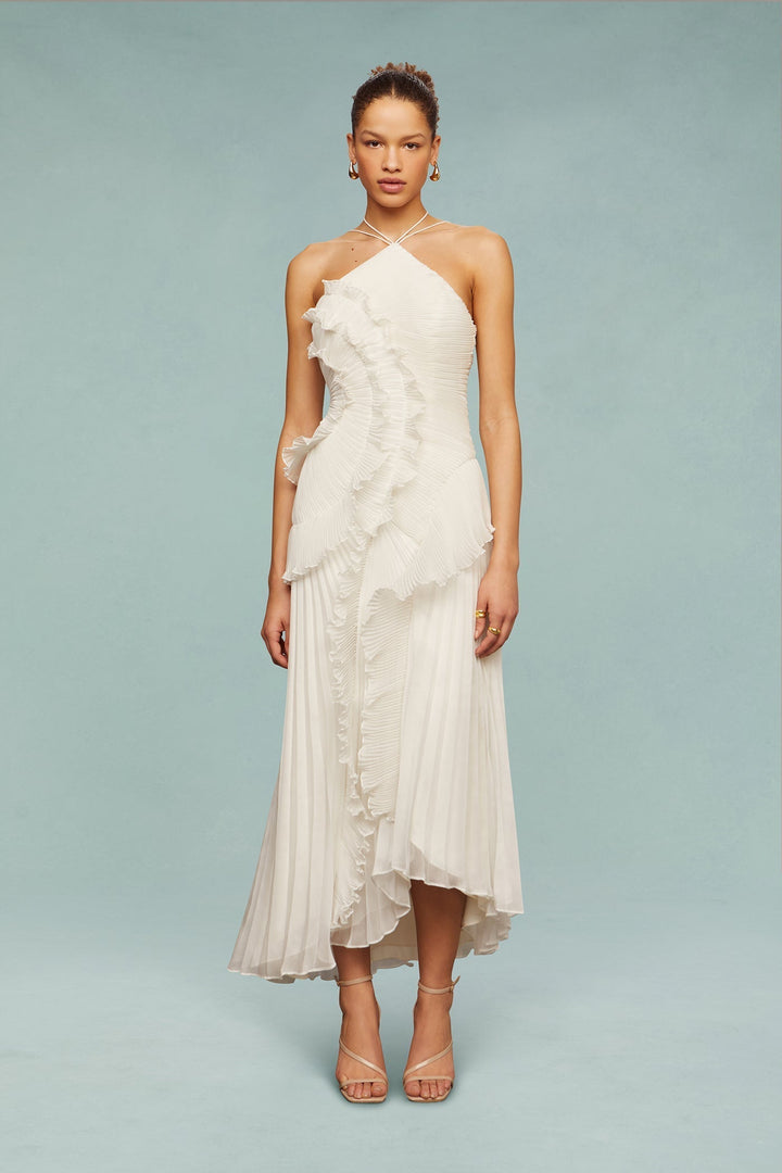 Vestido blanco elegante con volantes y escote halter. Perfecto para bodas, eventos y moda femenina.