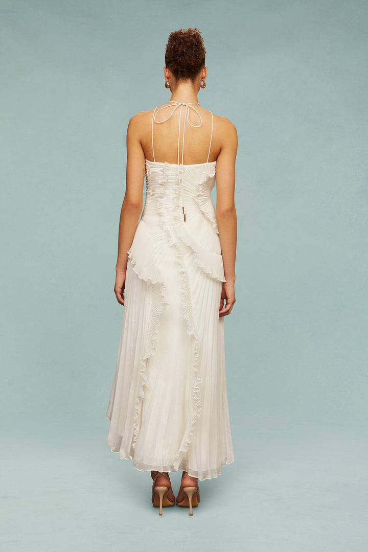 Vestido de mujer elegante, escote halter y volantes. Perfecto para eventos formales y casuales.