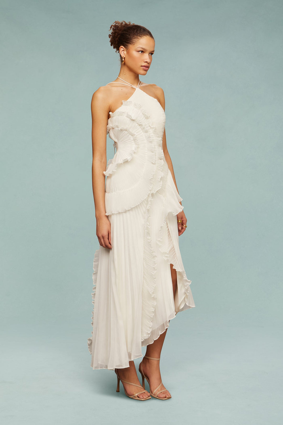 Maxi vestido púrpura con volantes. Escote halter, diseño fluido para bodas y galas.