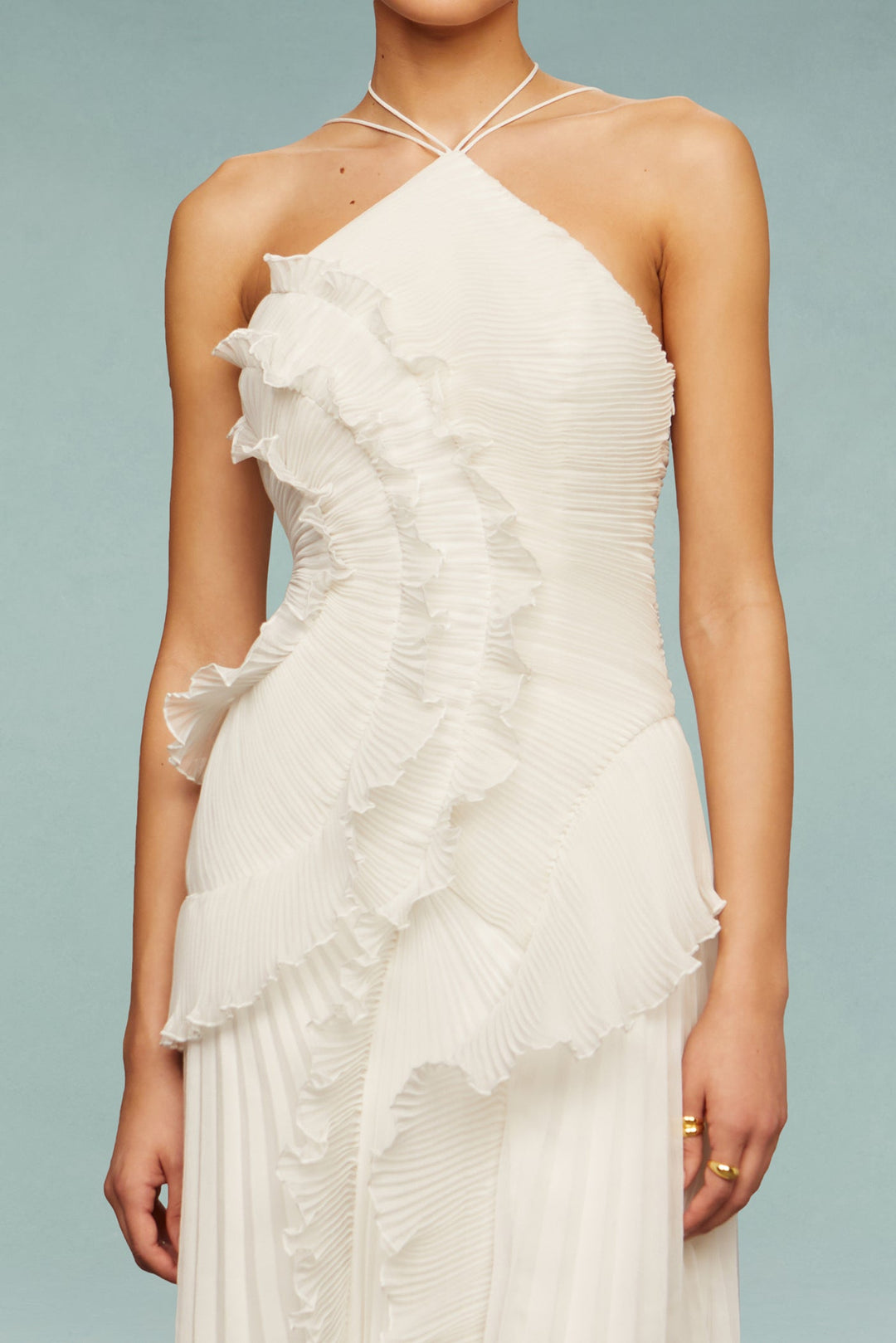 Vestido largo rosa, volantes y escote halter. Elegancia veraniega para fiestas y ocasiones especiales.