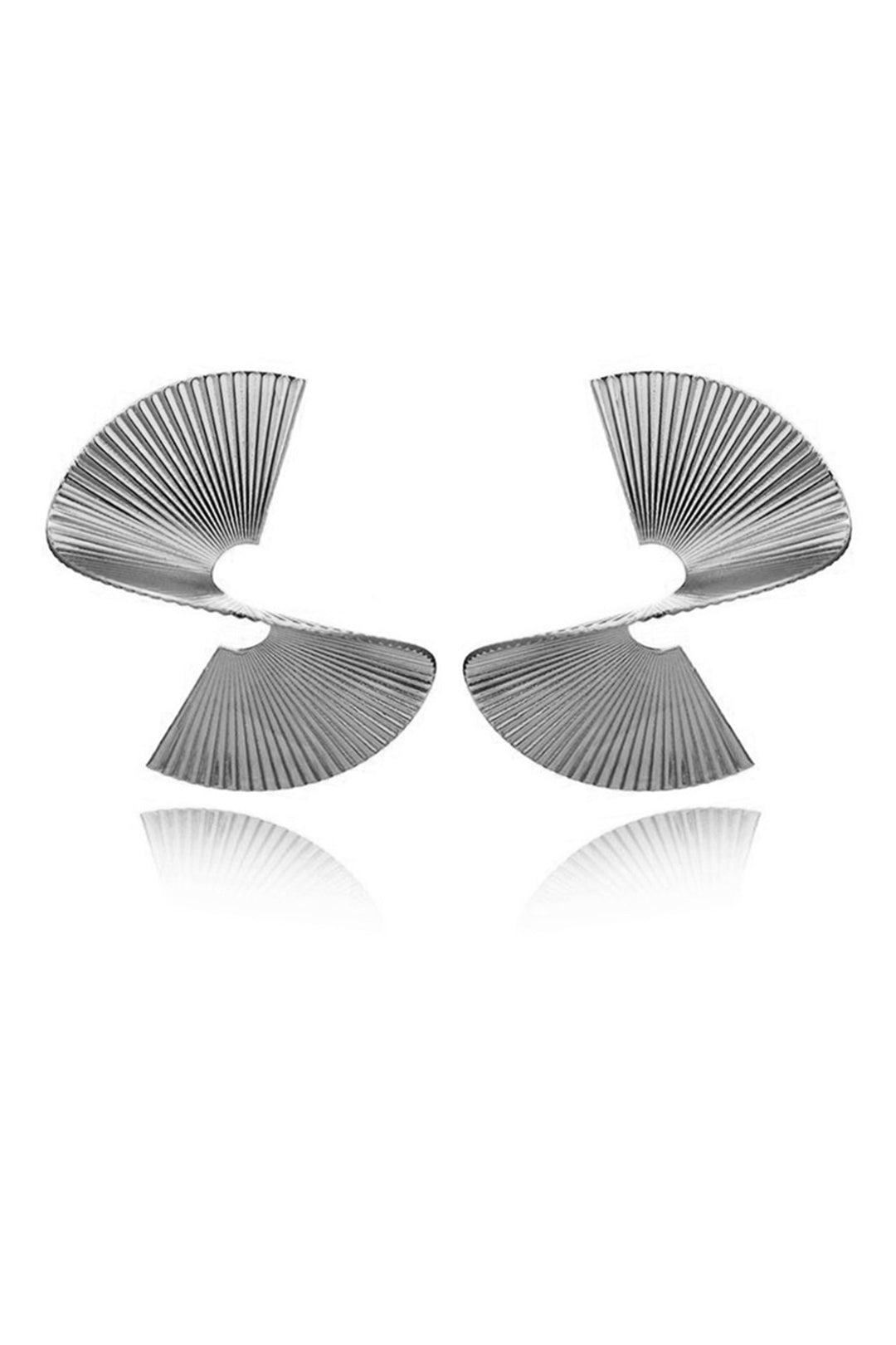 Pendientes mujer plisados dorados, diseño moderno y sofisticado. Joyería elegante para ocasiones especiales.