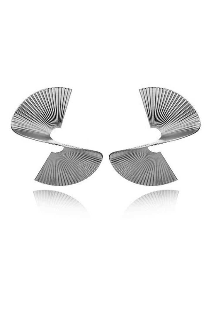 Pendientes mujer plisados dorados, diseño moderno y sofisticado. Joyería elegante para ocasiones especiales.