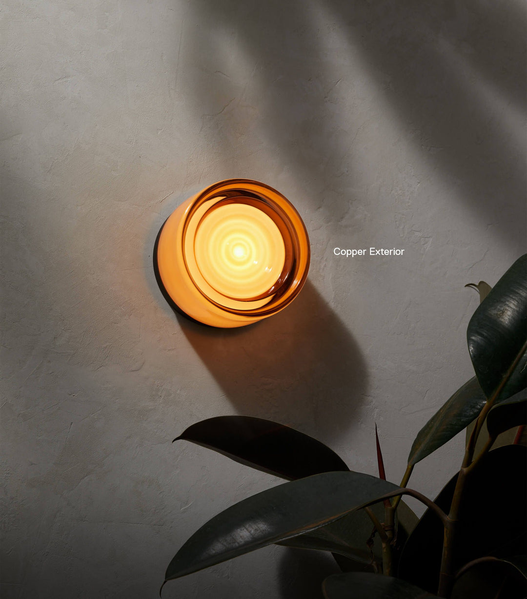 Lámpara exterior IP65 con luz LED difusa y ondulada, perfecta para iluminar tu jardín.