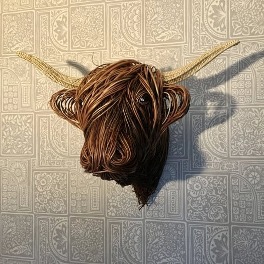 Decoración rústica para el hogar: escultura de pared de vaca Highland, arte animal texturizado.