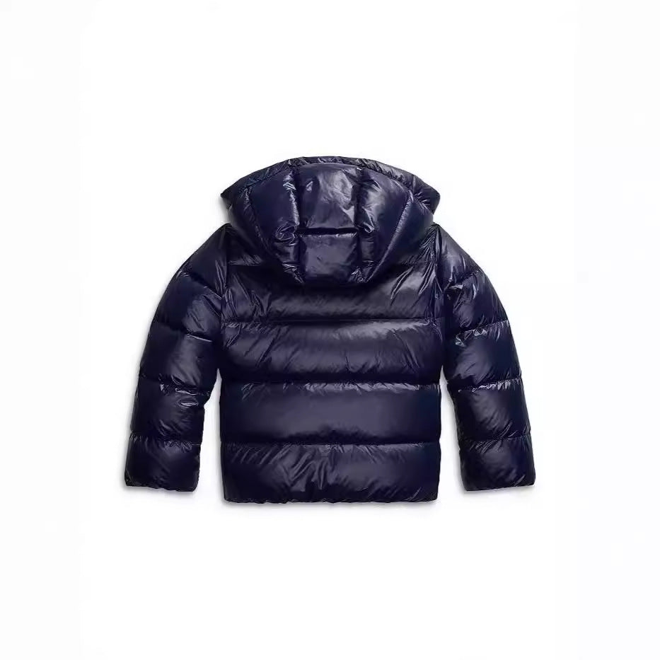 Chaqueta plumón de mujer con capucha, estilo urbano y moderno. Perfecta para la moda de invierno.