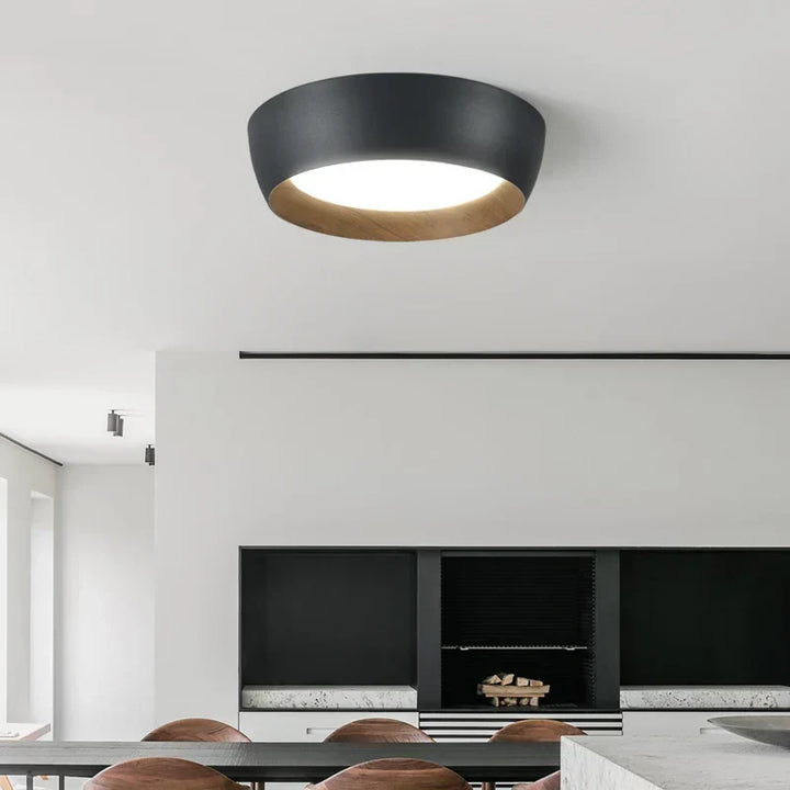 Lámpara de techo LED redonda moderna con detalles de madera. Diseño nórdico ideal para iluminación interior.