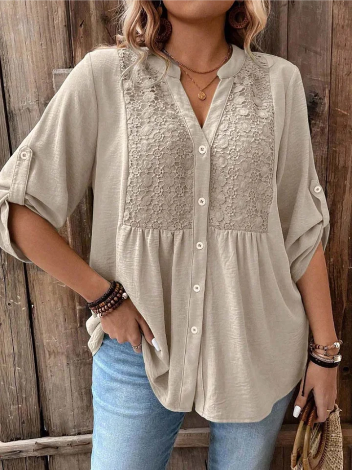 Blusa de mujer elegante con escote V profundo y botones decorativos, ideal para un look casual o de oficina en verano.