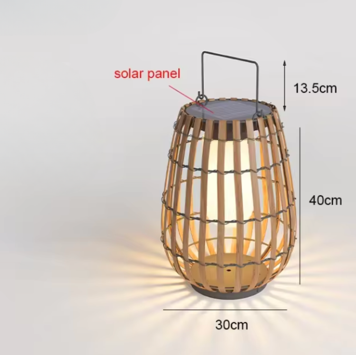Lámpara de suelo solar de rattan iluminando el jardín con luz LED cálida. Ambiente nocturno exterior.