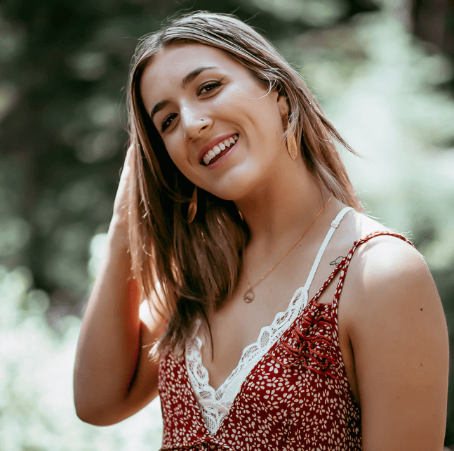 Joyería femenina: collar con silueta de montaña, símbolo de superación y aventura.