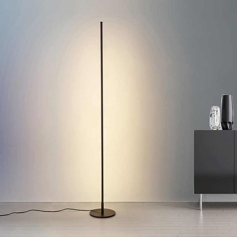 Moderna lámpara de pie LED con diseño minimalista, ideal para luz ambiente en cualquier espacio del hogar.