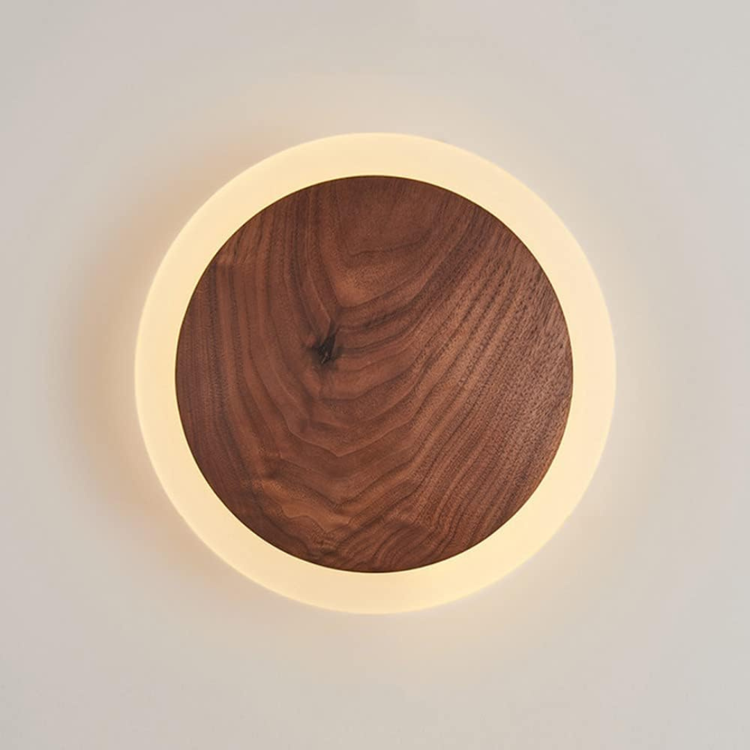 Aplique LED de pared moderno y limpio. Lámpara escandinava de madera que ofrece luz eficiente para decorar cualquier hogar.