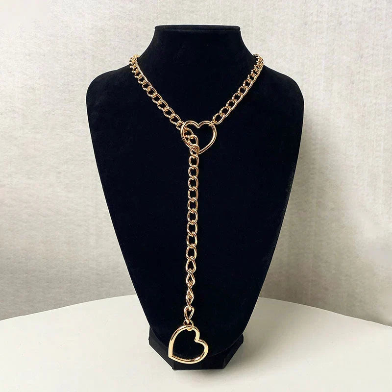 Collar de corazón estilo gótico punk, perfecto para mujeres con gusto por la moda alternativa. Joyería de declaración.