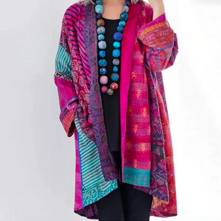 Kimono fluido INDRA para mujer, con estampado étnico y movimiento elegante, ideal como capa para moda femenina.