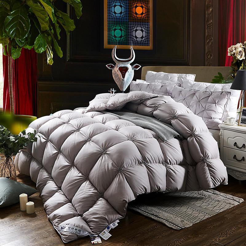 Manta de plumón con diseño moderno blanco. Ultraligera y elegante, realza el estilo del dormitorio con máximo confort.