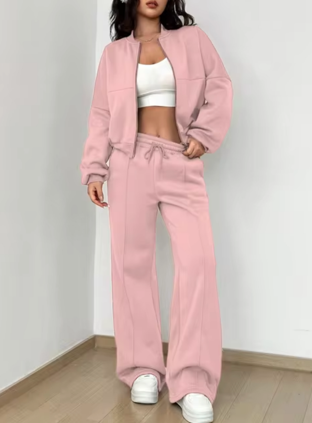 Outfit de dos piezas para mujer, con abrigo y jogging. Estilo casual y confortable para otoño.
