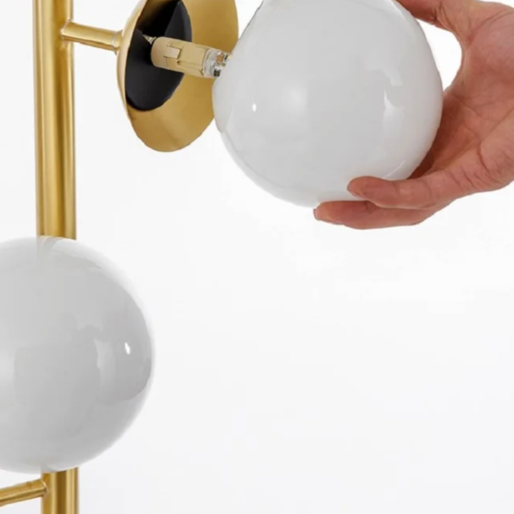 Iluminación dorada moderna, lámpara nórdica para salón, combina funcionalidad y estilo.