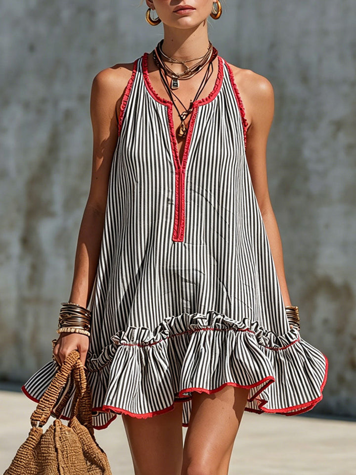Primer plano de volantes y estampado de rayas en vestido mini halter de lino para mujer, estilo verano.