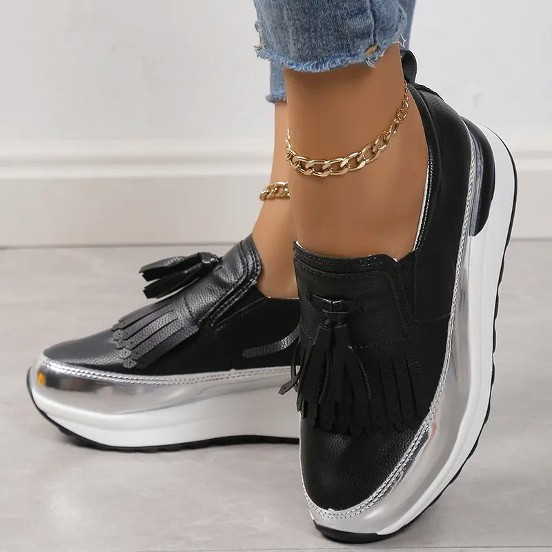 Zapatillas SERALIA con flecos decorativos y plataforma para mujer. Calzado de moda casual.