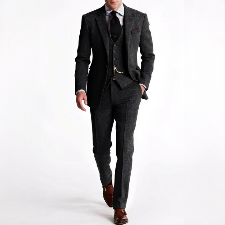 Hombre elegante luciendo traje de tres piezas gris para boda o evento especial. Moda masculina formal.
