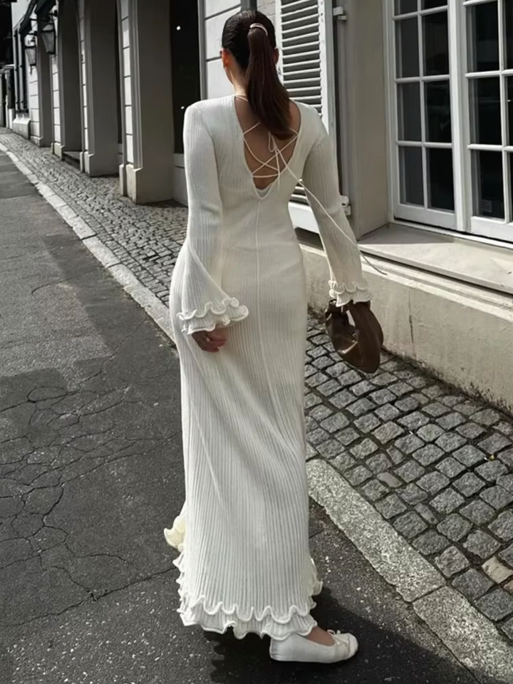 Vestido de punto casual chic con volantes. Moda femenina cómoda para un estilo versátil y elegante.