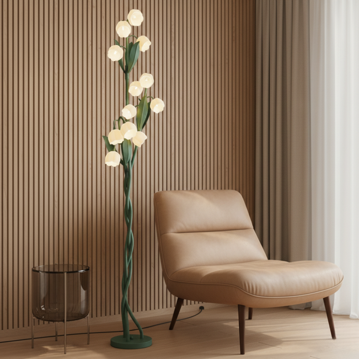 Elegante lámpara de pie floral para salón, realza el ambiente con su iluminación LED y estilo natural.