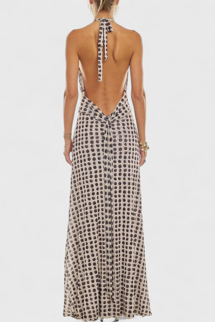 Vestido de mujer de lunares, corte maxi y diseño halter fruncido, moda veraniega y estilo elegante.