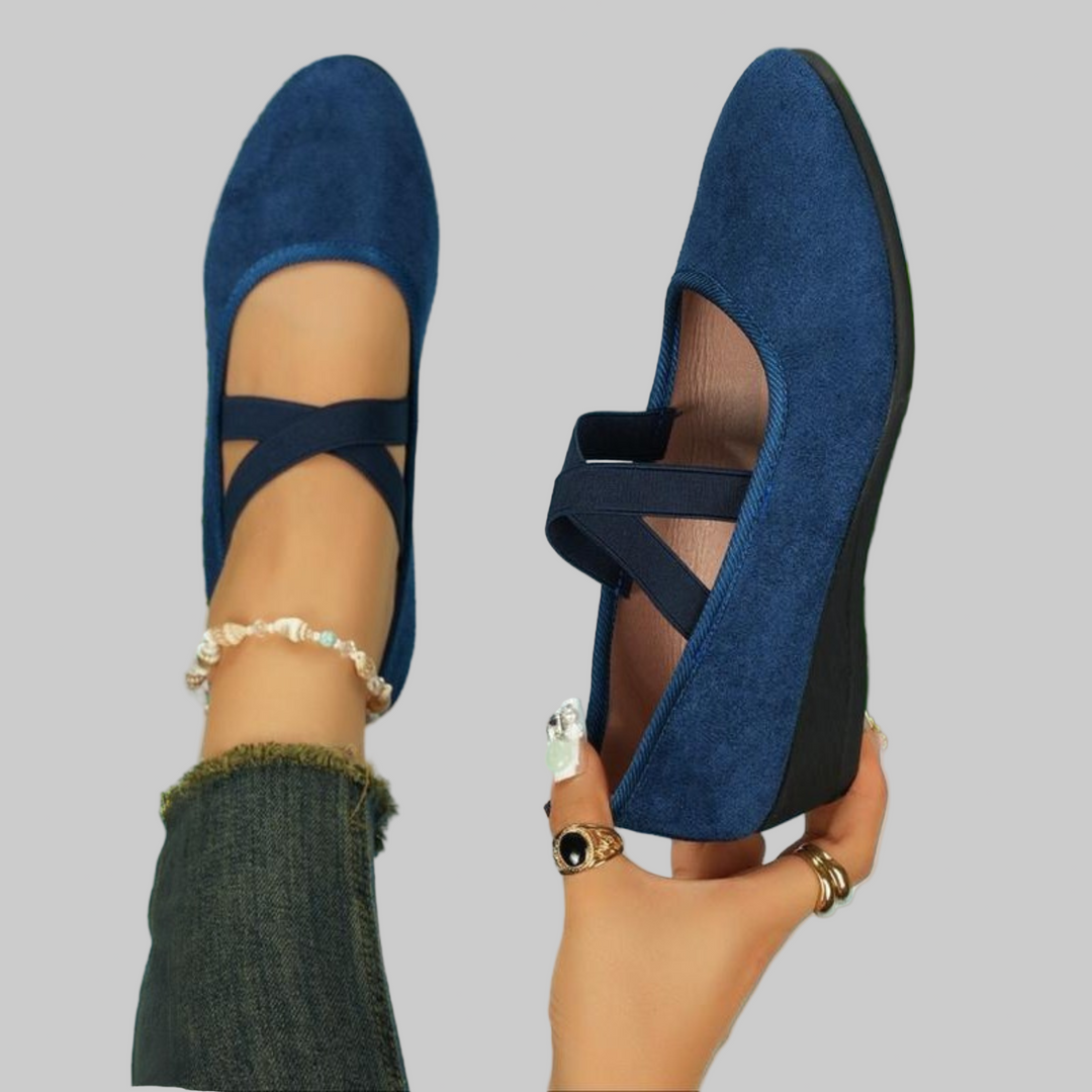 Zapatos de cuña cómodos para mujer con correas cruzadas. Calzado casual femenino, elegante y confortable.
