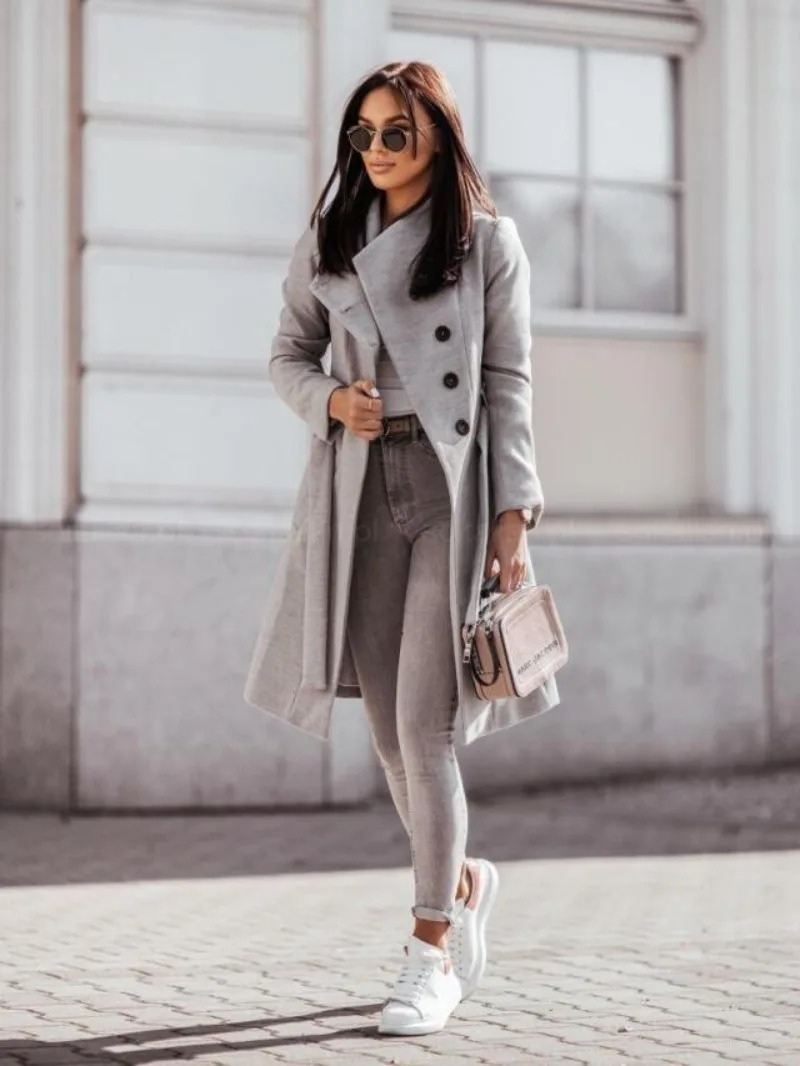 Abrigo trench para mujer con doble botonadura, ajuste slim fit, perfecto para un look elegante y de moda.