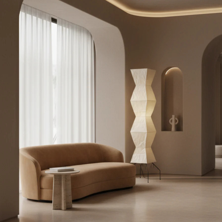 Lámpara de suelo escultural contemporánea, ideal para iluminar hogares con estilo Japandi y moderno.