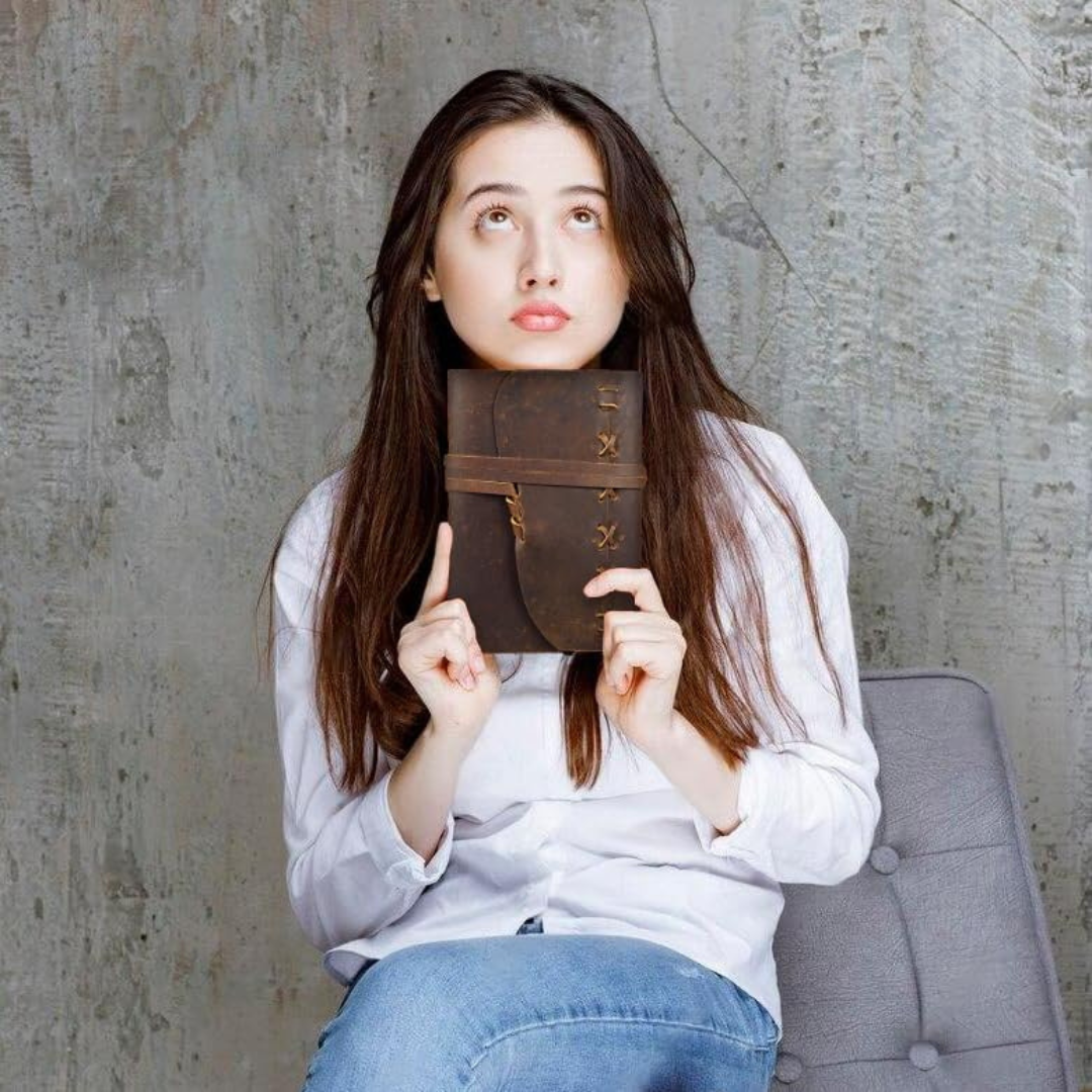 Cuaderno de cuero vintage unisex con bolígrafo para notas y diario. Estilo retro, perfecto para oficina o regalo.