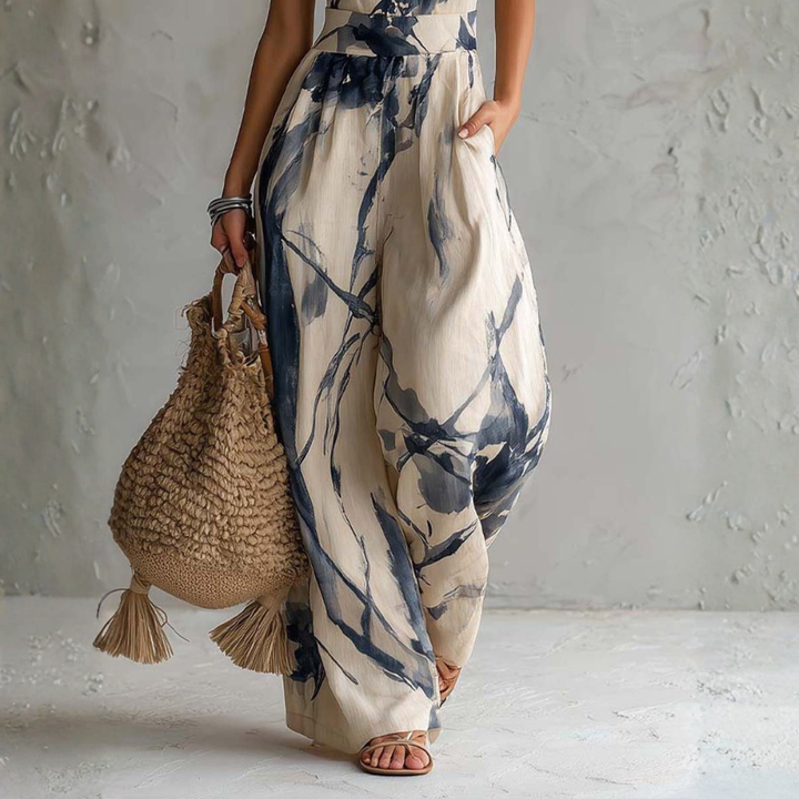 Mono beige de mujer, halter con estampado artístico. Piernas anchas, cómodo y elegante para fiesta o eventos de verano.