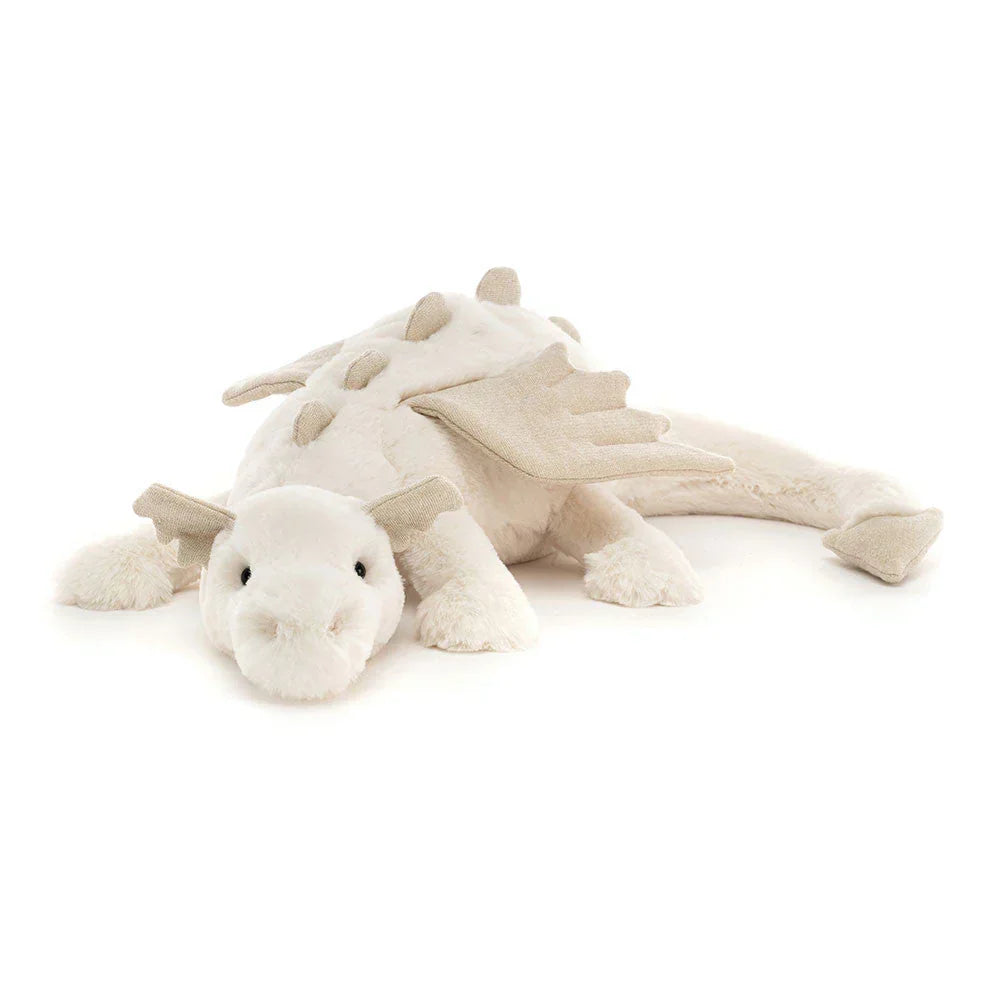 Dragón de peluche suave posado en una cama, esperando ser el compañero de abrazos ideal.