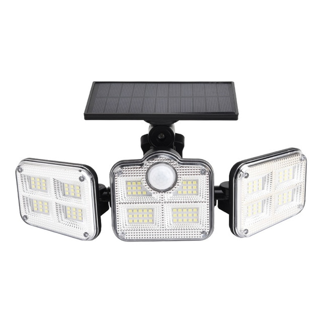 Foco LED solar iluminando un patio oscuro, activado por sensor de movimiento de seguridad.