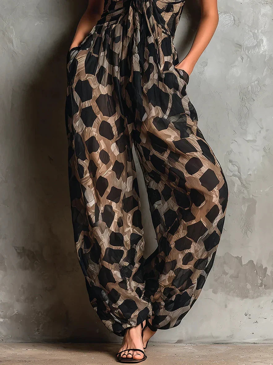 Mono femenino de estampado animal con tirantes, pierna ancha y tela ligera. Look veraniego, cómodo y a la moda.