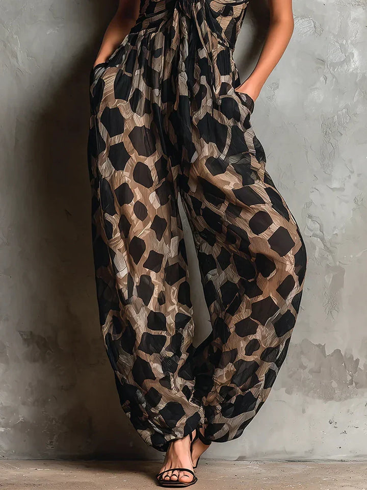Mono femenino de estampado animal con tirantes, pierna ancha y tela ligera. Look veraniego, cómodo y a la moda.
