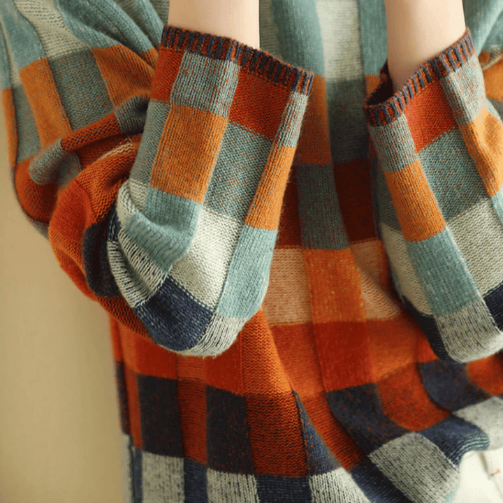 Suéter de mujer de cuello alto y diseño patchwork, una pieza cómoda y en tendencia para el vestuario.