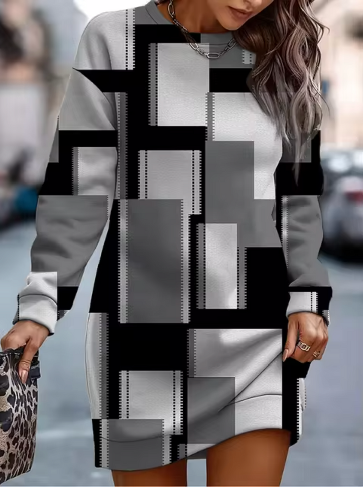 Mujer vistiendo vestido sudadera de corte relajado. Prenda casual urbana para comodidad y estilo moderno en otoño.