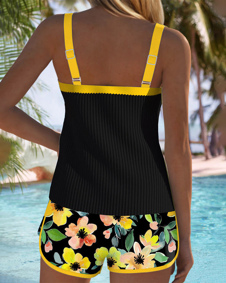 Tankini de mujer dos piezas, top acanalado y shorts florales. Moda de baño veraniega.