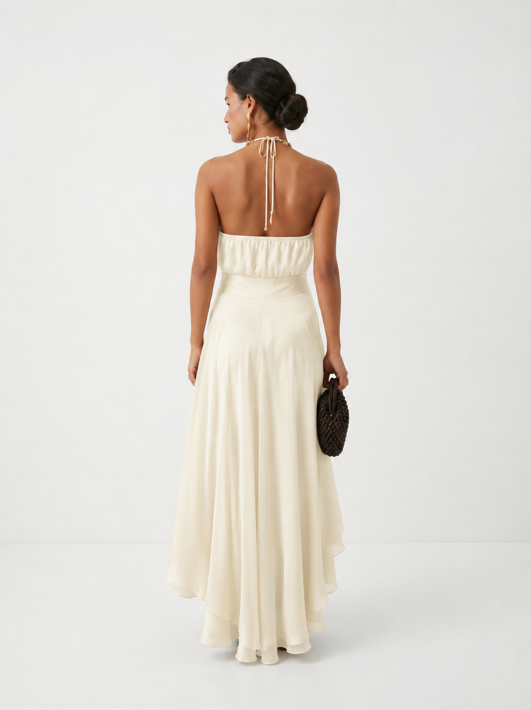 Vestido mujer elegante para fiesta, cuello halter, falda con volantes asimétricos, estilo moderno.